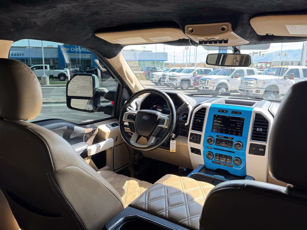 2018 White Platinum Clearcoat Metallic Ford Super Duty F-250 SRW Lariat 4X4 Truck