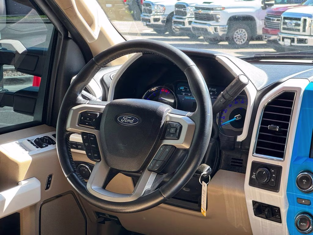 2018 White Platinum Clearcoat Metallic Ford Super Duty F-250 SRW Lariat 4X4 Truck