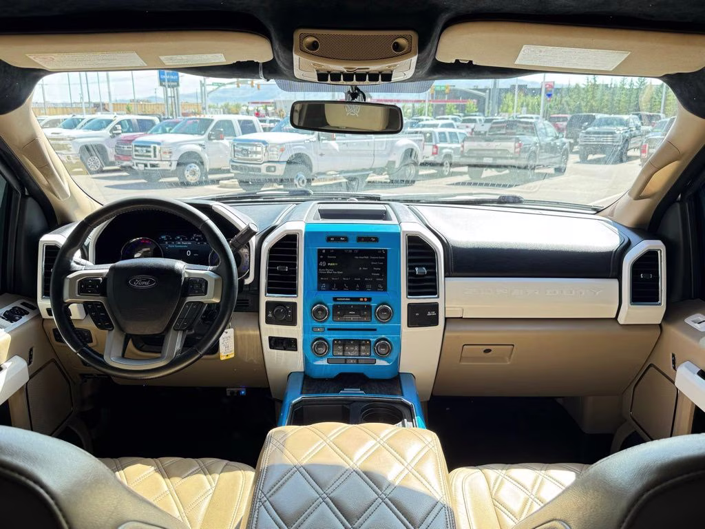 2018 White Platinum Clearcoat Metallic Ford Super Duty F-250 SRW Lariat 4X4 Truck
