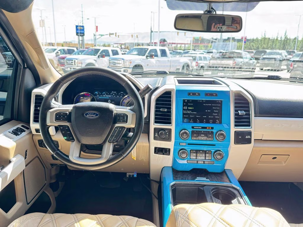 2018 White Platinum Clearcoat Metallic Ford Super Duty F-250 SRW Lariat 4X4 Truck
