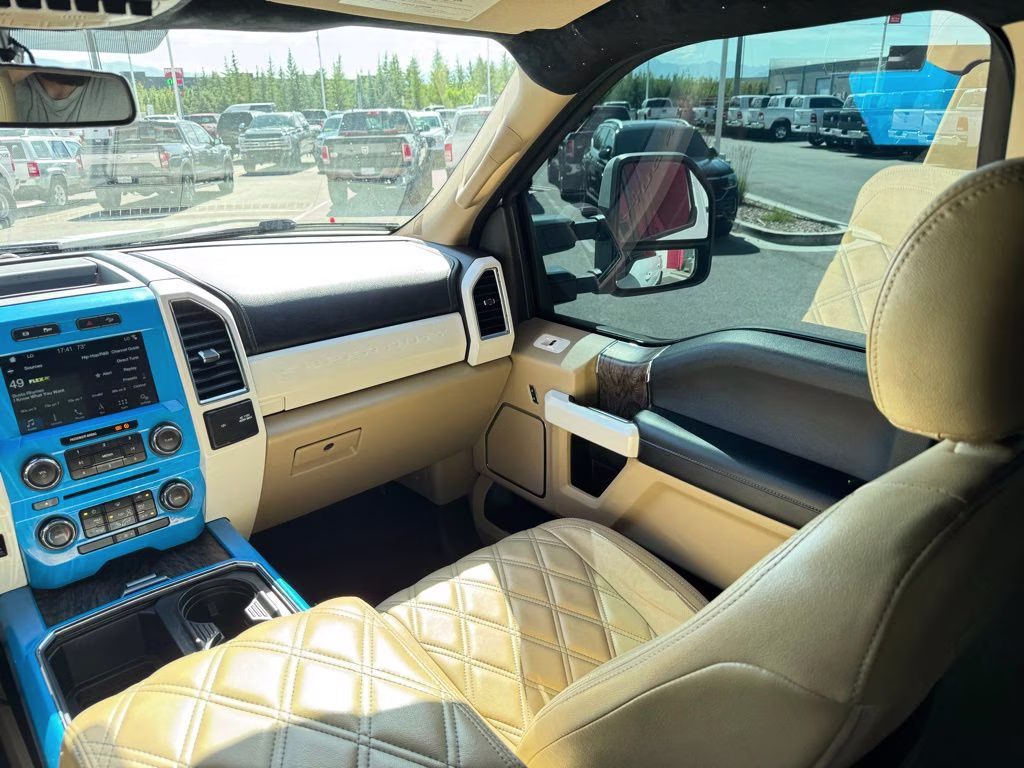2018 White Platinum Clearcoat Metallic Ford Super Duty F-250 SRW Lariat 4X4 Truck