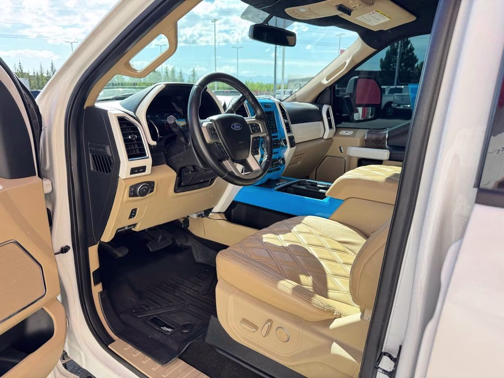 2018 White Platinum Clearcoat Metallic Ford Super Duty F-250 SRW Lariat 4X4 Truck
