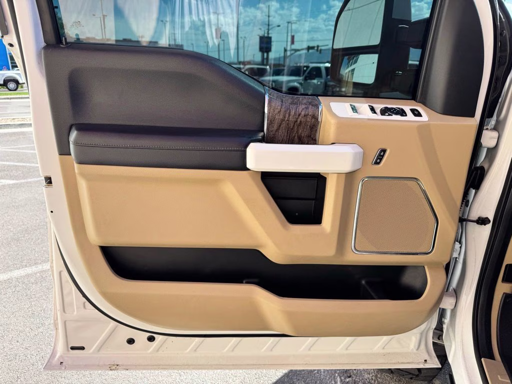 2018 White Platinum Clearcoat Metallic Ford Super Duty F-250 SRW Lariat 4X4 Truck