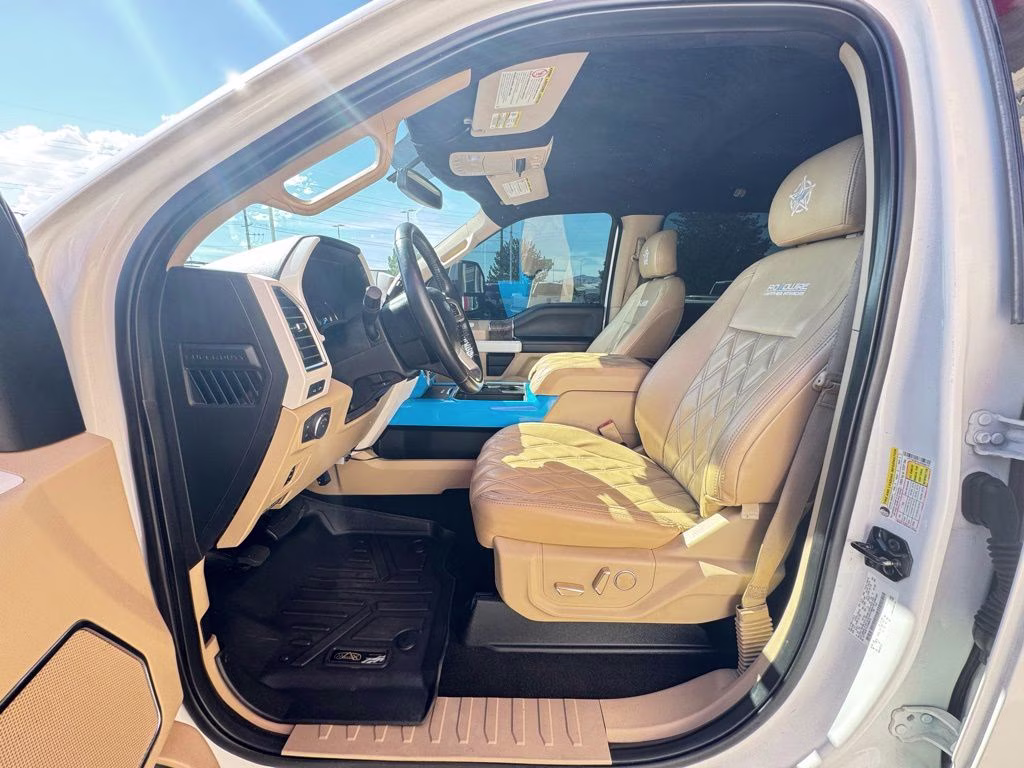 2018 White Platinum Clearcoat Metallic Ford Super Duty F-250 SRW Lariat 4X4 Truck