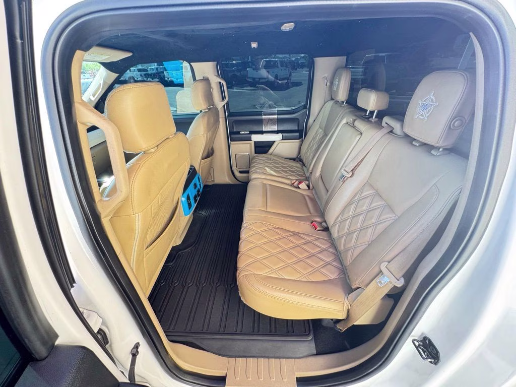 2018 White Platinum Clearcoat Metallic Ford Super Duty F-250 SRW Lariat 4X4 Truck