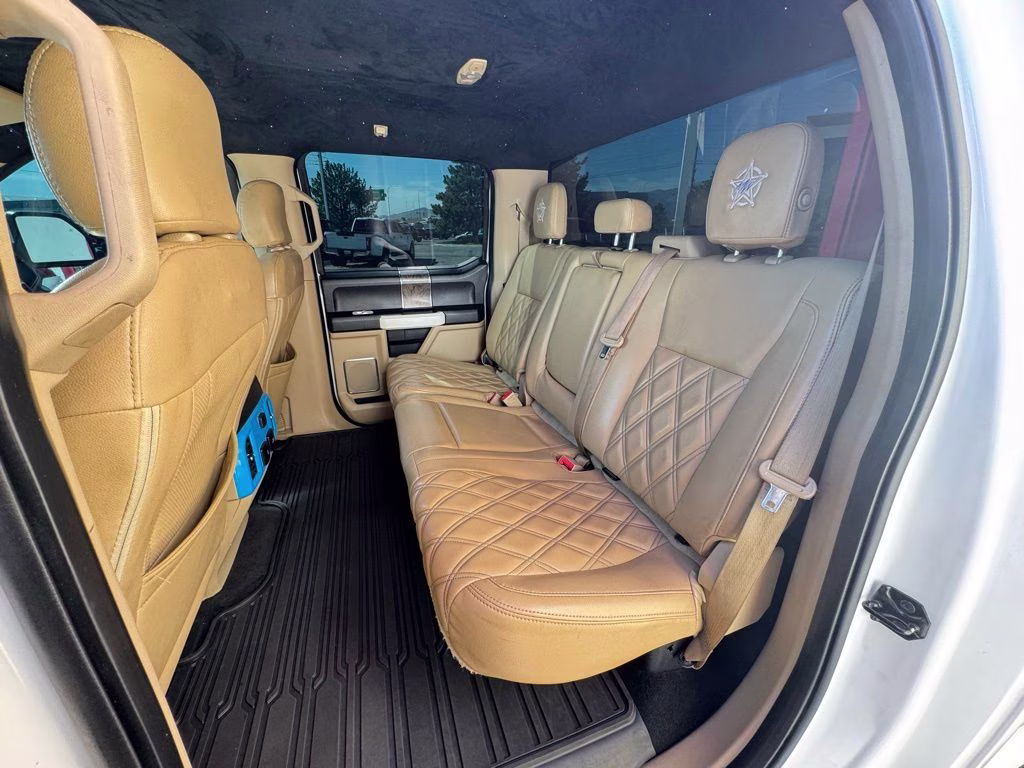 2018 White Platinum Clearcoat Metallic Ford Super Duty F-250 SRW Lariat 4X4 Truck