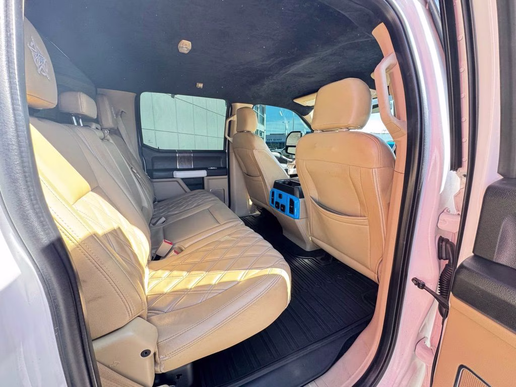 2018 White Platinum Clearcoat Metallic Ford Super Duty F-250 SRW Lariat 4X4 Truck
