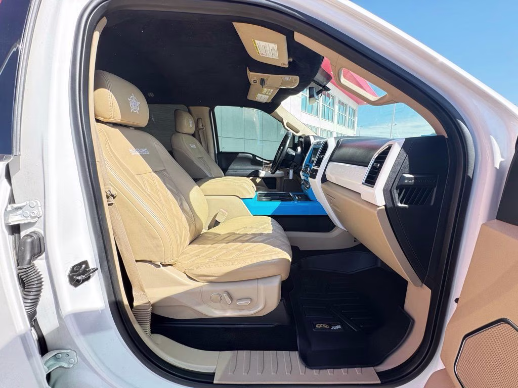 2018 White Platinum Clearcoat Metallic Ford Super Duty F-250 SRW Lariat 4X4 Truck