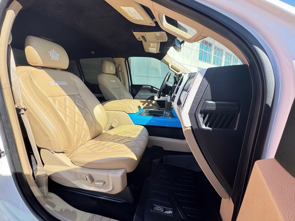 2018 White Platinum Clearcoat Metallic Ford Super Duty F-250 SRW Lariat 4X4 Truck