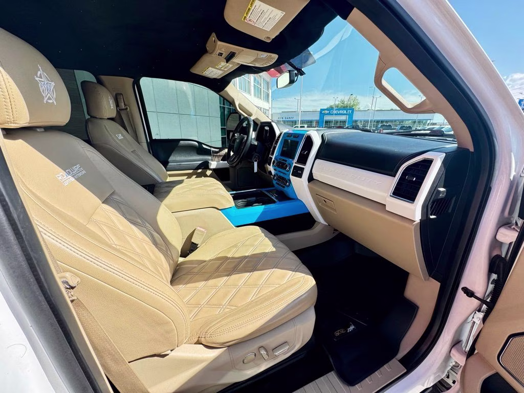 2018 White Platinum Clearcoat Metallic Ford Super Duty F-250 SRW Lariat 4X4 Truck