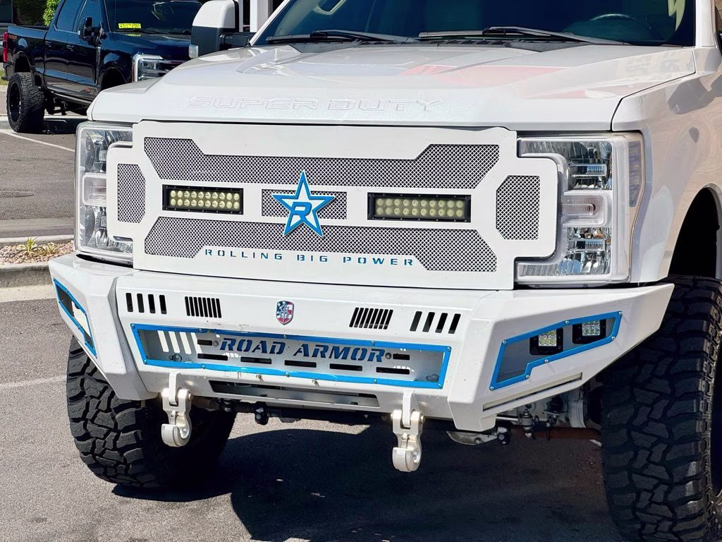 2018 White Platinum Clearcoat Metallic Ford Super Duty F-250 SRW Lariat 4X4 Truck