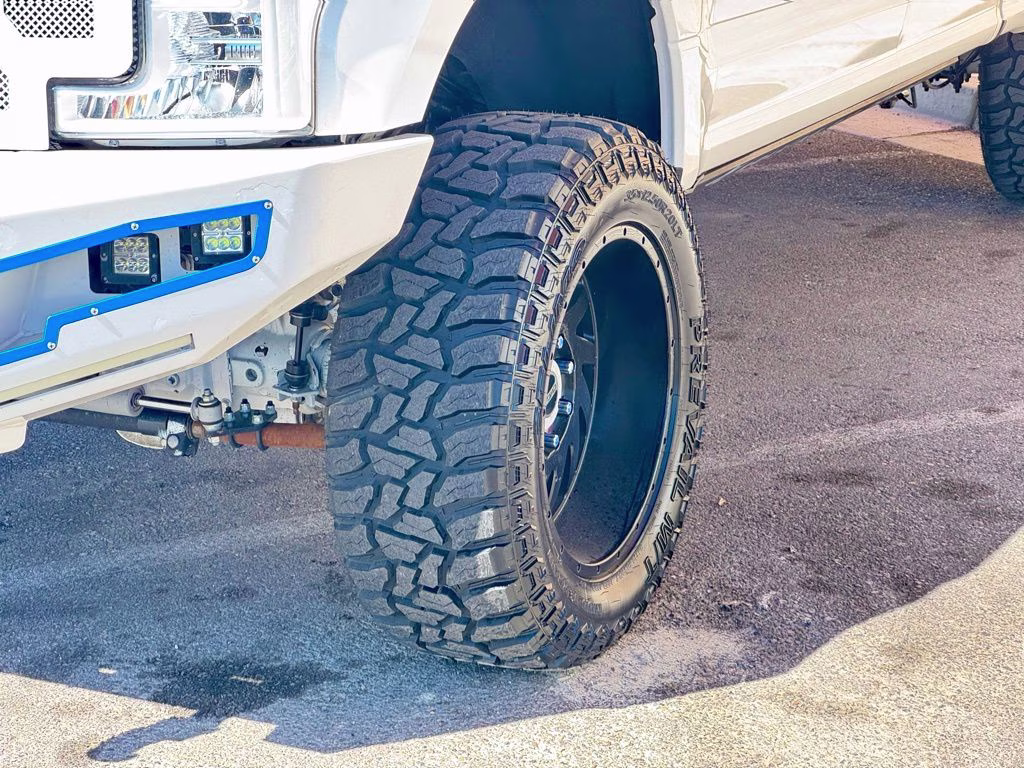 2018 White Platinum Clearcoat Metallic Ford Super Duty F-250 SRW Lariat 4X4 Truck
