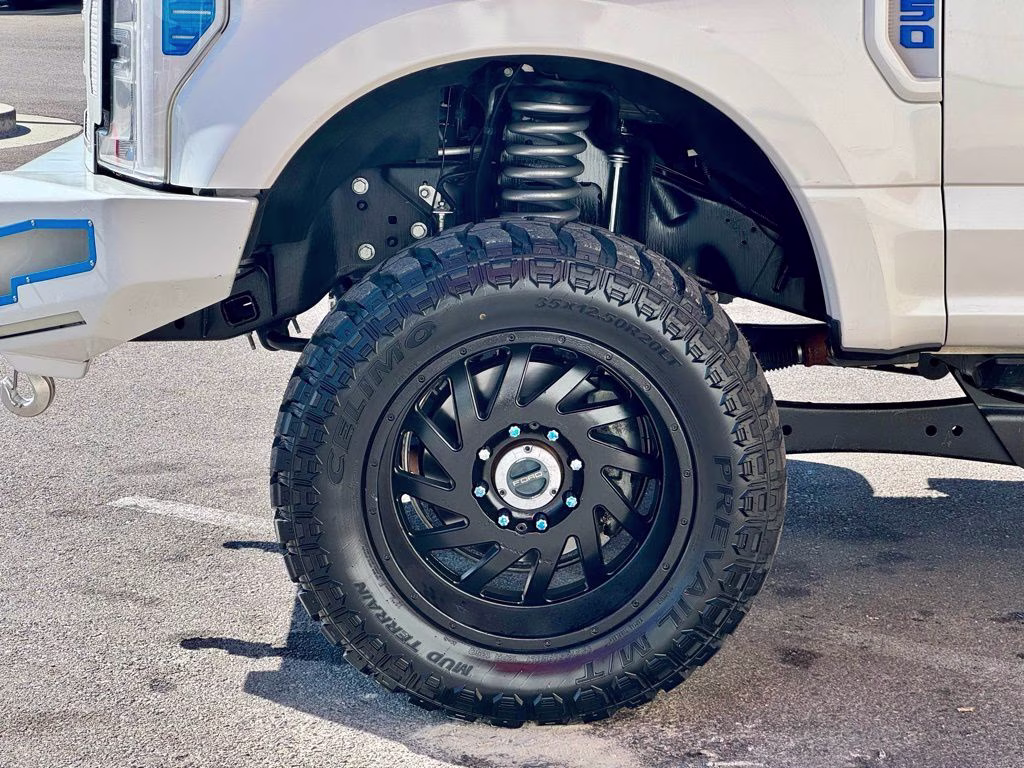 2018 White Platinum Clearcoat Metallic Ford Super Duty F-250 SRW Lariat 4X4 Truck