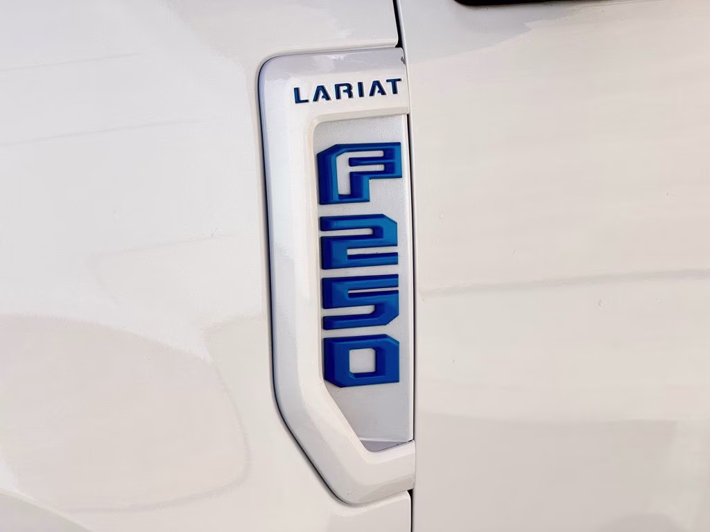 2018 White Platinum Clearcoat Metallic Ford Super Duty F-250 SRW Lariat 4X4 Truck