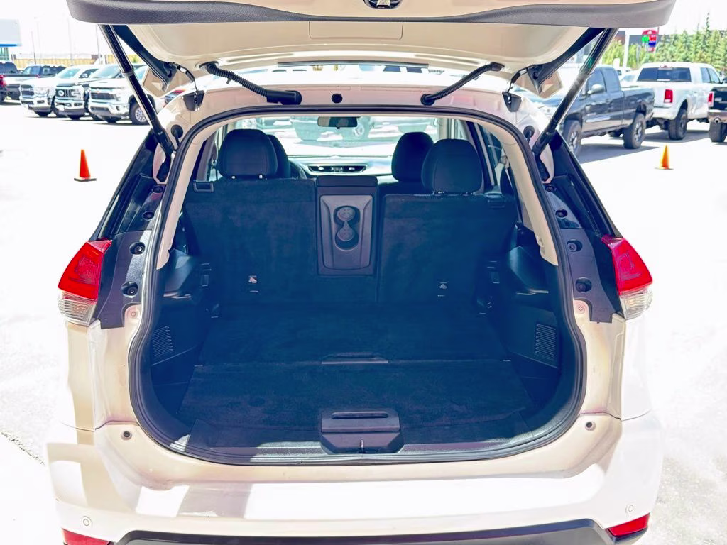 2020 Glacier White Nissan Rogue SV AWD SUV