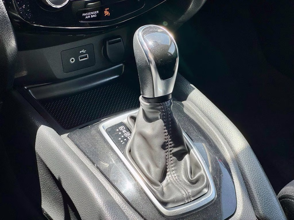 2020 Glacier White Nissan Rogue SV AWD SUV