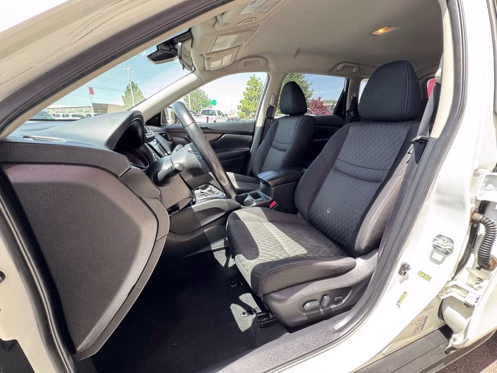 2020 Glacier White Nissan Rogue SV AWD SUV