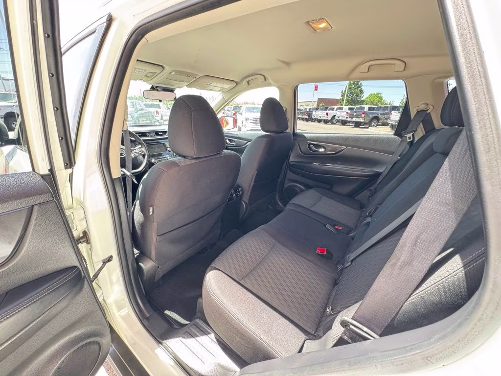 2020 Glacier White Nissan Rogue SV AWD SUV