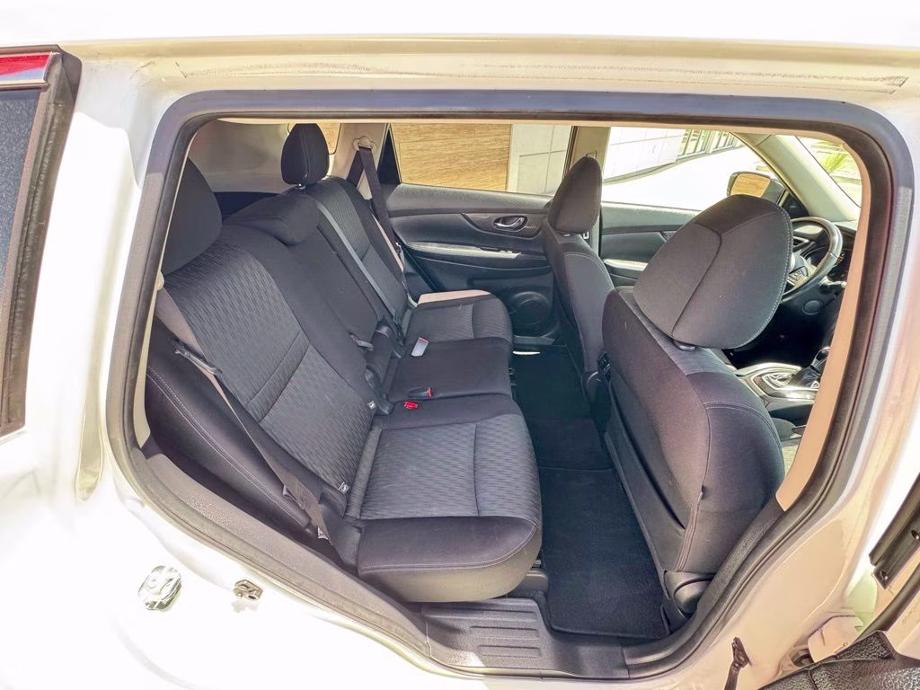 2020 Glacier White Nissan Rogue SV AWD SUV