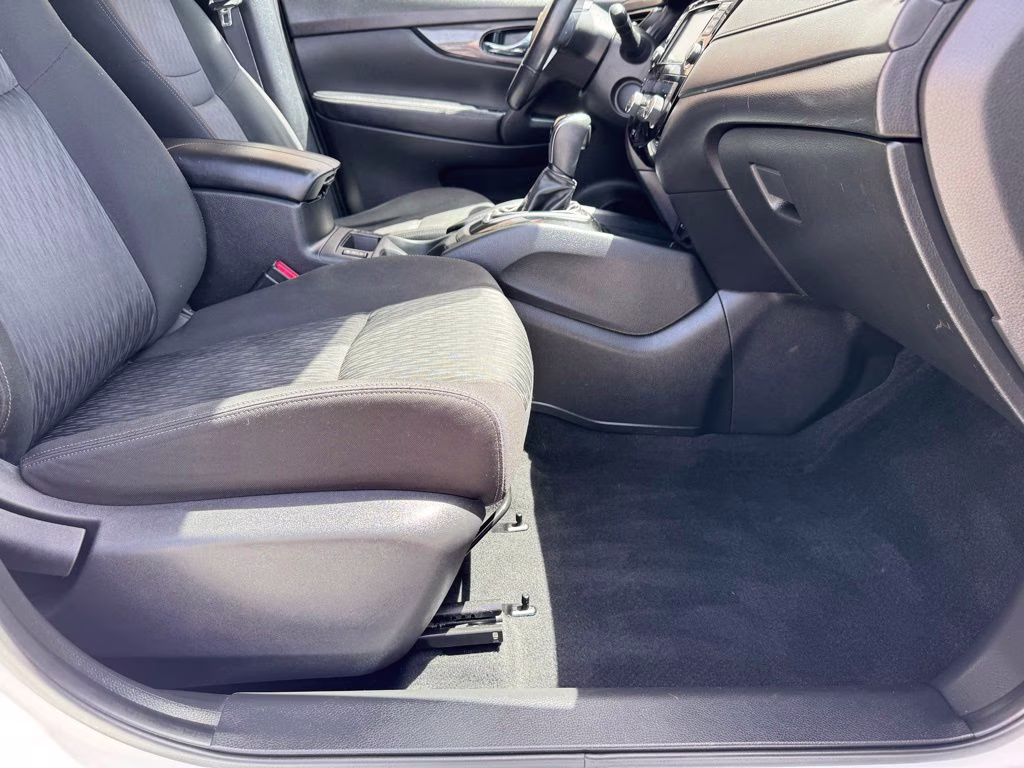 2020 Glacier White Nissan Rogue SV AWD SUV