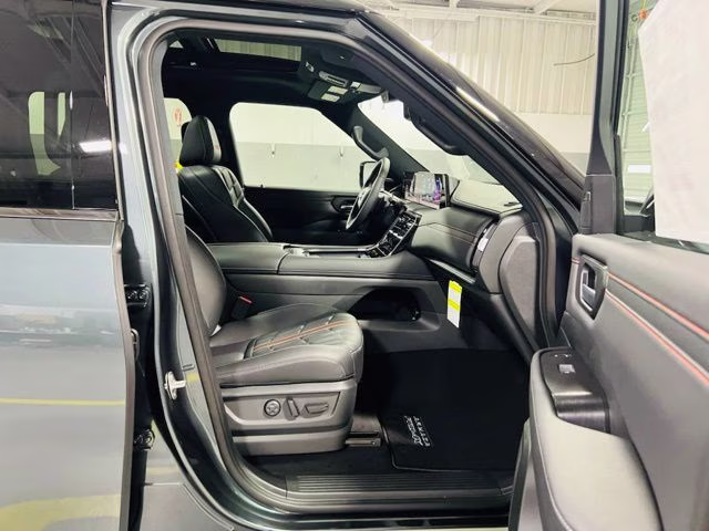 2026 Alpine Metallic/Super Blk Nissan Armada PRO-4X 4X4 SUV