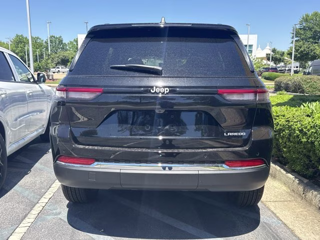 2026 Diamond Black Crystal Pearlcoat Jeep Grand Cherokee Laredo RWD SUV