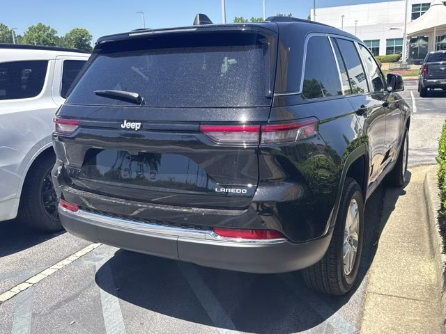 2026 Diamond Black Crystal Pearlcoat Jeep Grand Cherokee Laredo RWD SUV