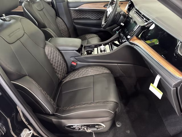 2026 Diamond Black Crystal Pearlcoat Jeep Grand Cherokee L Summit 4X4 SUV