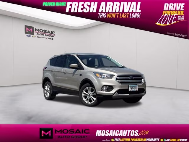 2017 White Gold Metallic Ford Escape SE FWD SUV