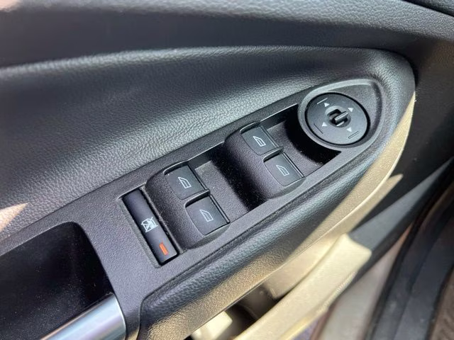 2017 White Gold Metallic Ford Escape SE FWD SUV