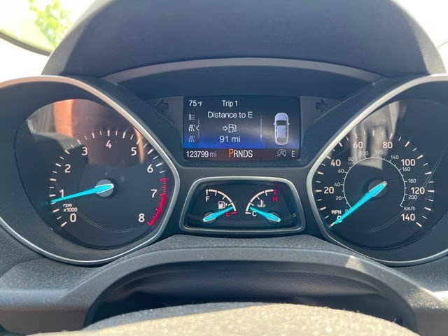 2017 White Gold Metallic Ford Escape SE FWD SUV