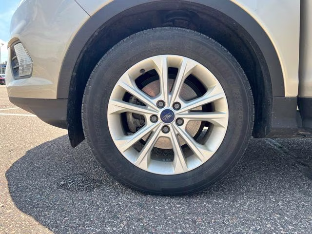 2017 White Gold Metallic Ford Escape SE FWD SUV