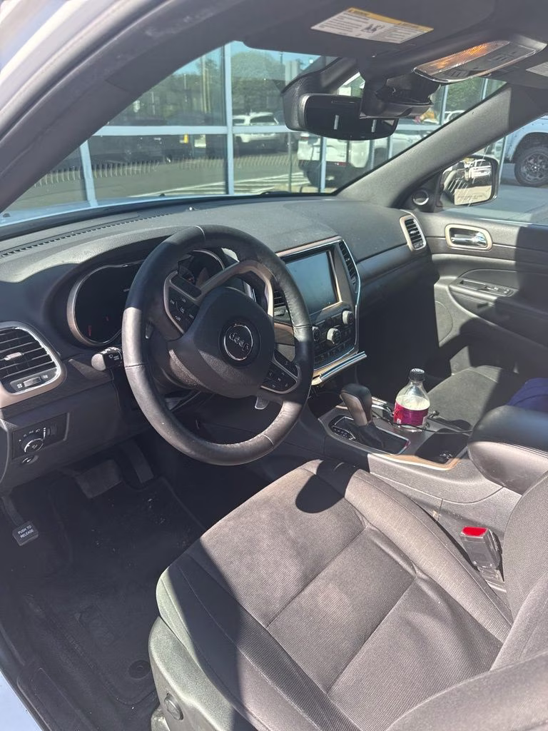 2017 Bright White Clearcoat Jeep Grand Cherokee Laredo 4X4 SUV