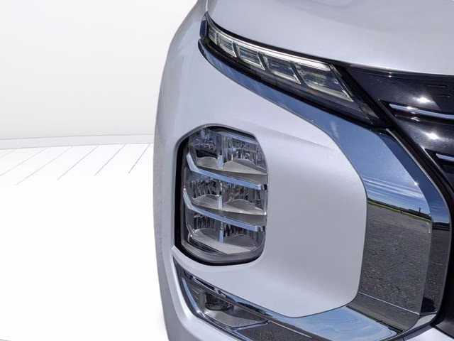 2023 White Diamond Mitsubishi Outlander SEL FWD SUV