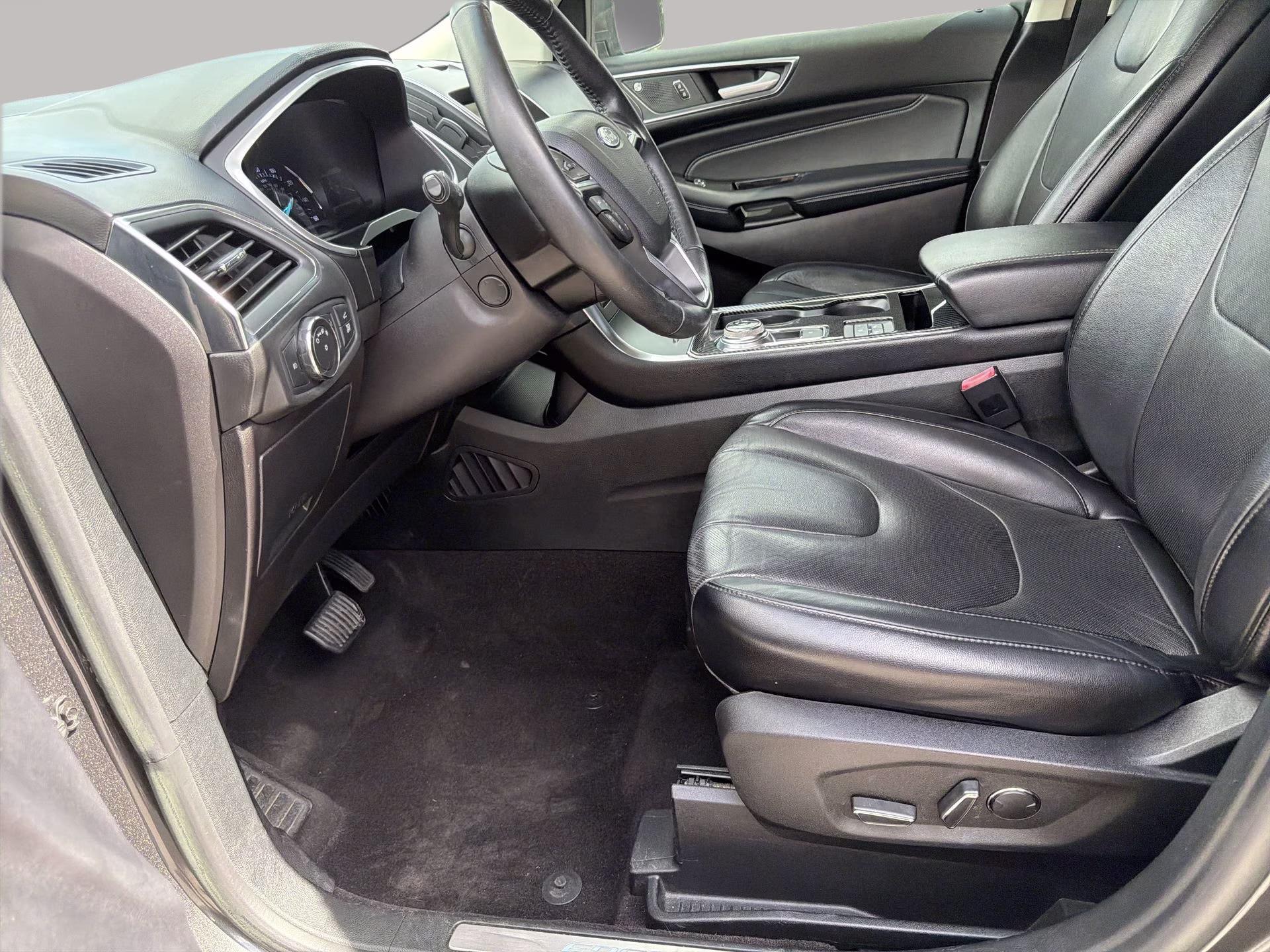2019 Magnetic Metallic Ford Edge Titanium FWD SUV