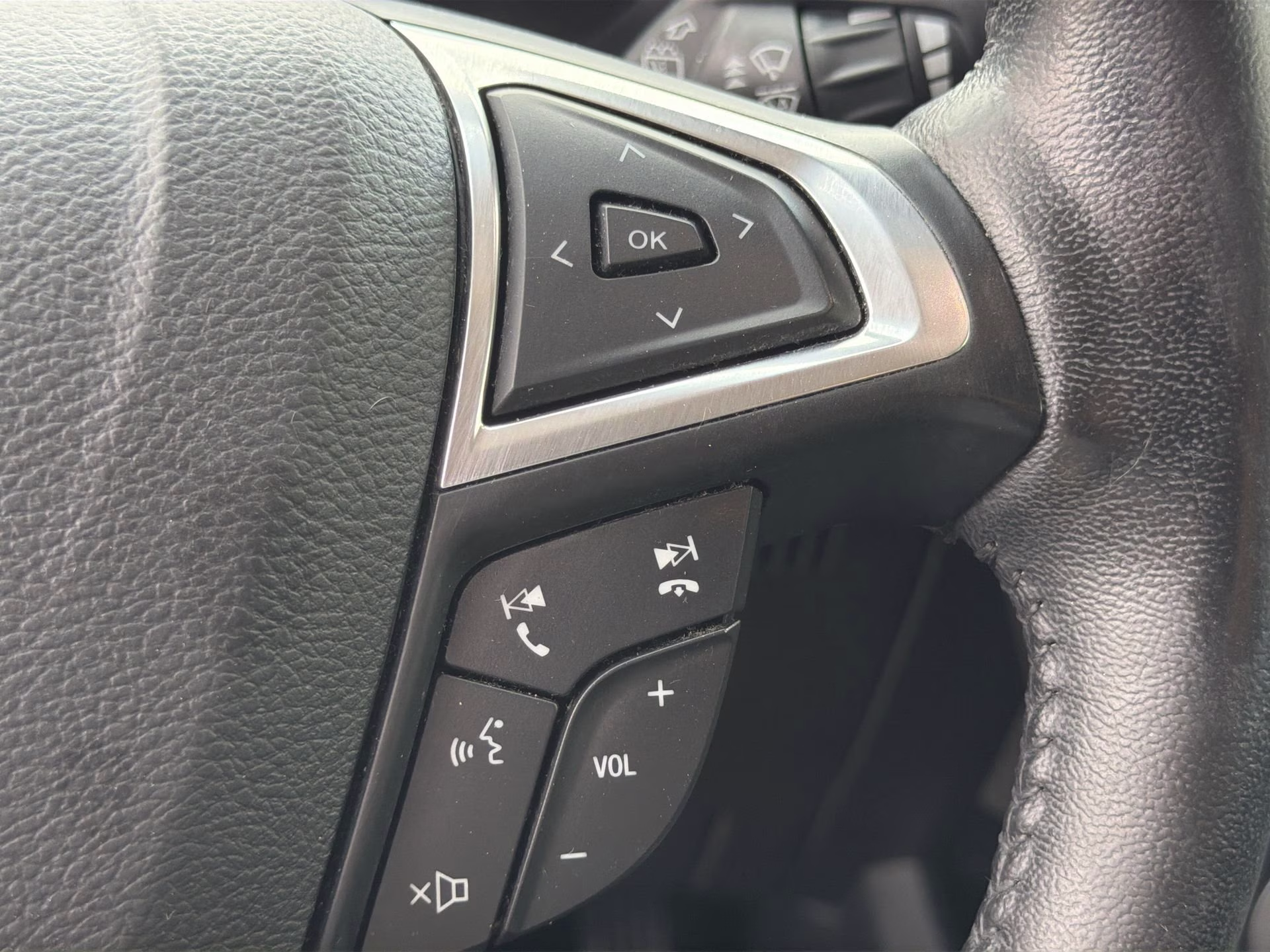 2019 Magnetic Metallic Ford Edge Titanium FWD SUV