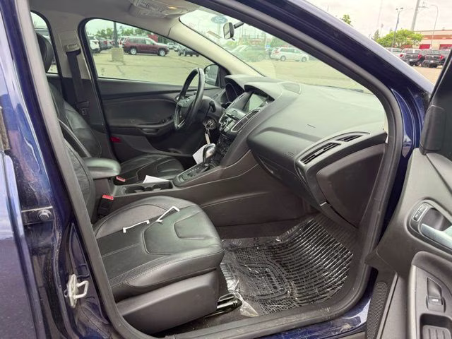 2016 Blue Ford Focus SE FWD Sedan