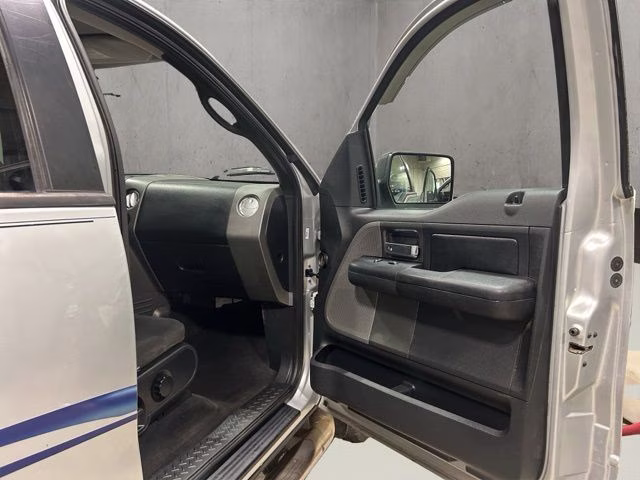 2005 Silver Clearcoat Metallic Ford F-150 XLT 4X4 Truck