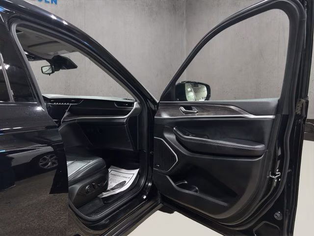 2022 Diamond Black Crystal Pearlcoat Jeep Grand Cherokee L Limited 4X4 SUV