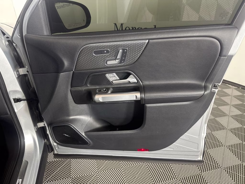 2024 Iridium Silver Metallic Mercedes-Benz GLB GLB 35 AMG AWD SUV