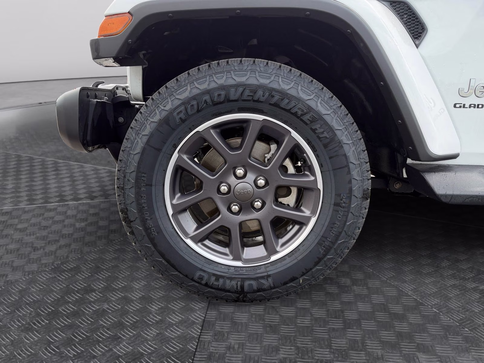 2021 Bright White Clearcoat Jeep Gladiator Overland 4X4 Truck