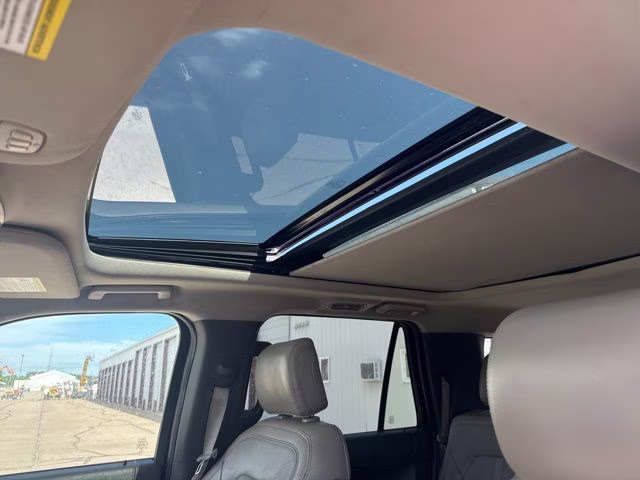 2018 White Platinum Clearcoat Metallic Ford Expedition Max Limited 4X4 SUV