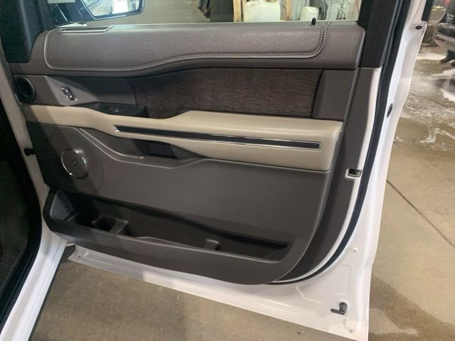 2018 White Platinum Clearcoat Metallic Ford Expedition Max Limited 4X4 SUV