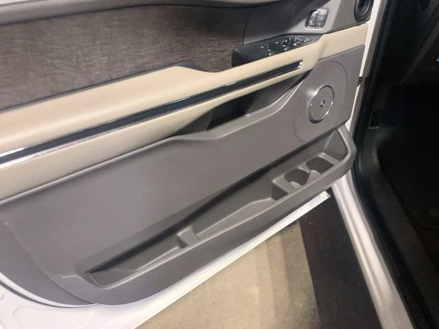 2018 White Platinum Clearcoat Metallic Ford Expedition Max Limited 4X4 SUV
