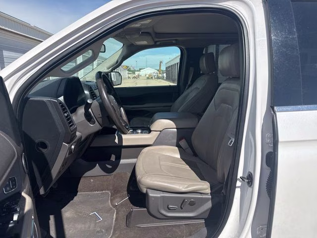 2018 White Platinum Clearcoat Metallic Ford Expedition Max Limited 4X4 SUV
