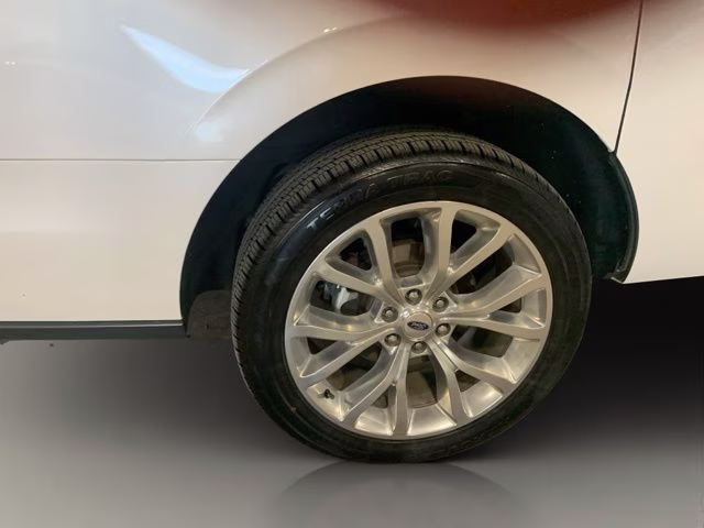 2018 White Platinum Clearcoat Metallic Ford Expedition Max Limited 4X4 SUV