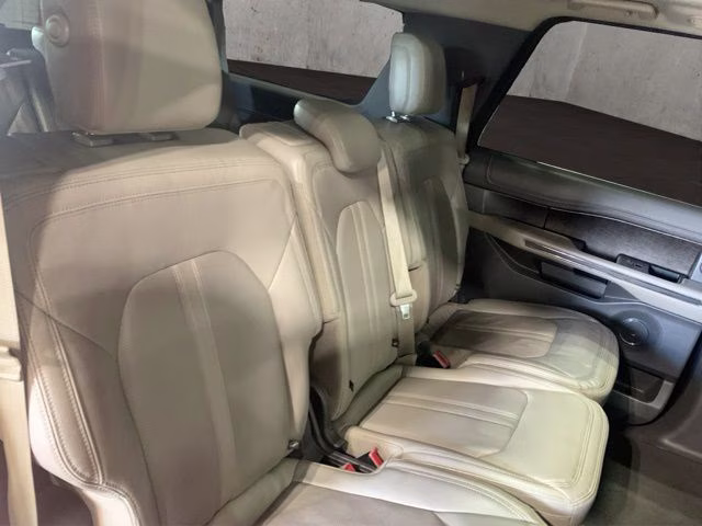 2018 White Platinum Clearcoat Metallic Ford Expedition Max Limited 4X4 SUV