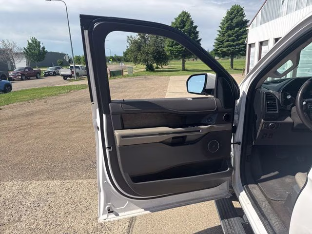 2018 White Platinum Clearcoat Metallic Ford Expedition Max Limited 4X4 SUV