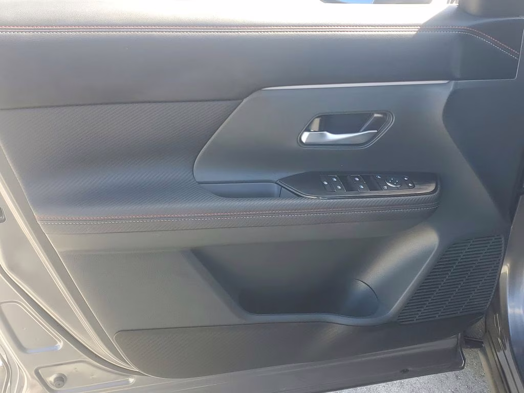 2025 Gun Metallic/Super Black Nissan Kicks SR FWD SUV