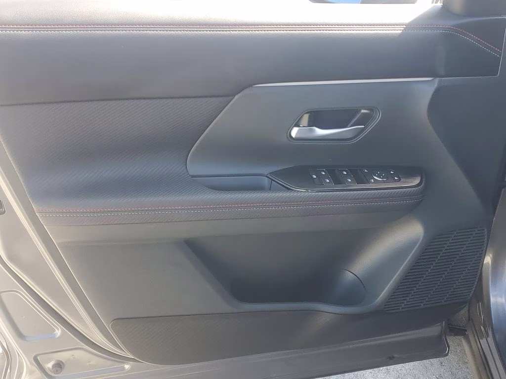 2025 Gun Metallic/Super Black Nissan Kicks SR FWD SUV
